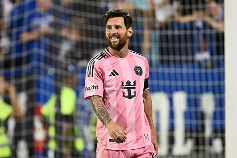 ميسي يتألق مع إنتر ميامي بعد كأس العالم للأندية ويقود الفريق للفوز على مونتريال في الدوري الأمريكي ميسي يتألق مع إنتر ميامي بعد كأس العالم للأندية ويقود الفريق للفوز على مونتريال في الدوري الأمريكي